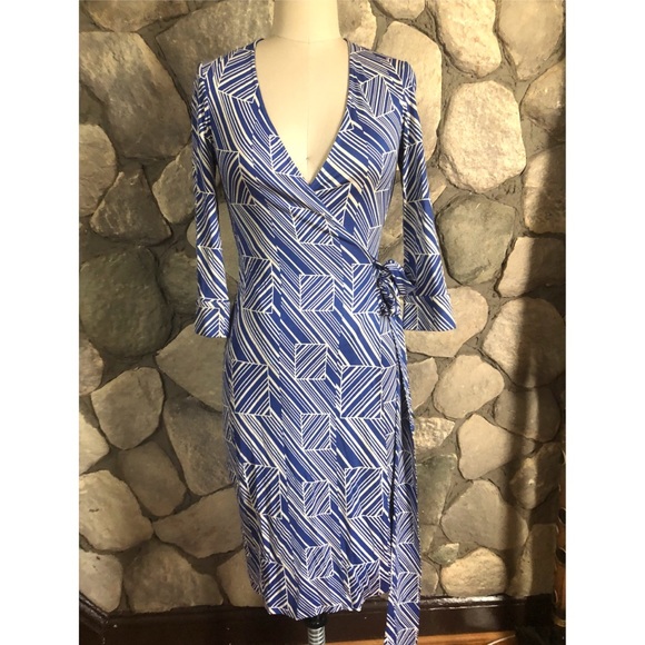 Diane Von Furstenberg Dresses & Skirts - DVF Julian Blue and White wrap dress size 2